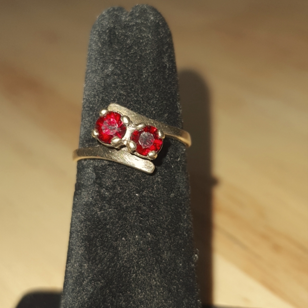 #814~10K gold Garnet ring